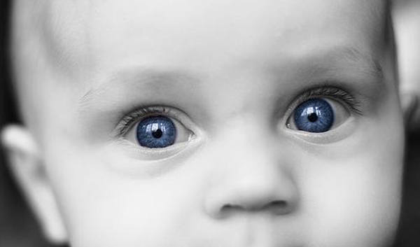 por que los bebes tienen los ojos claros al nacer