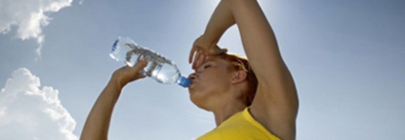 por que hace mas calor en verano mujer bebiendo agua