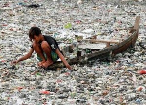 isla de basura flotando en el oceano pacífico